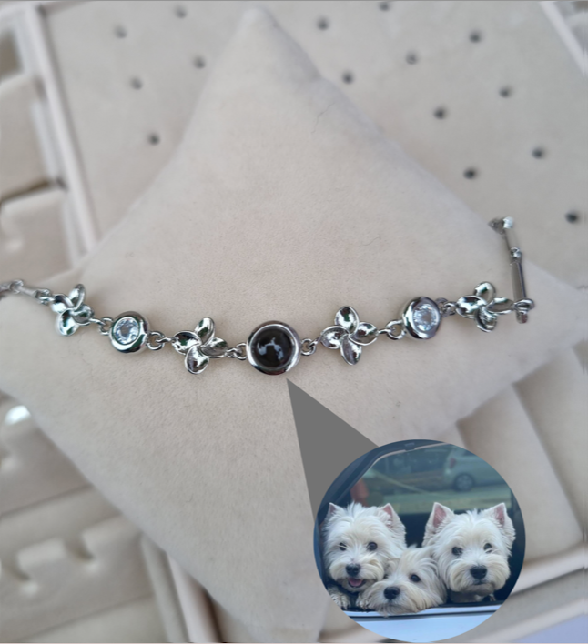 Pulsera de mujer, hecha de plata 925, con detalles de trebol y brillantes, cuenta con una gema que contiene foto personalizada en su interior. 