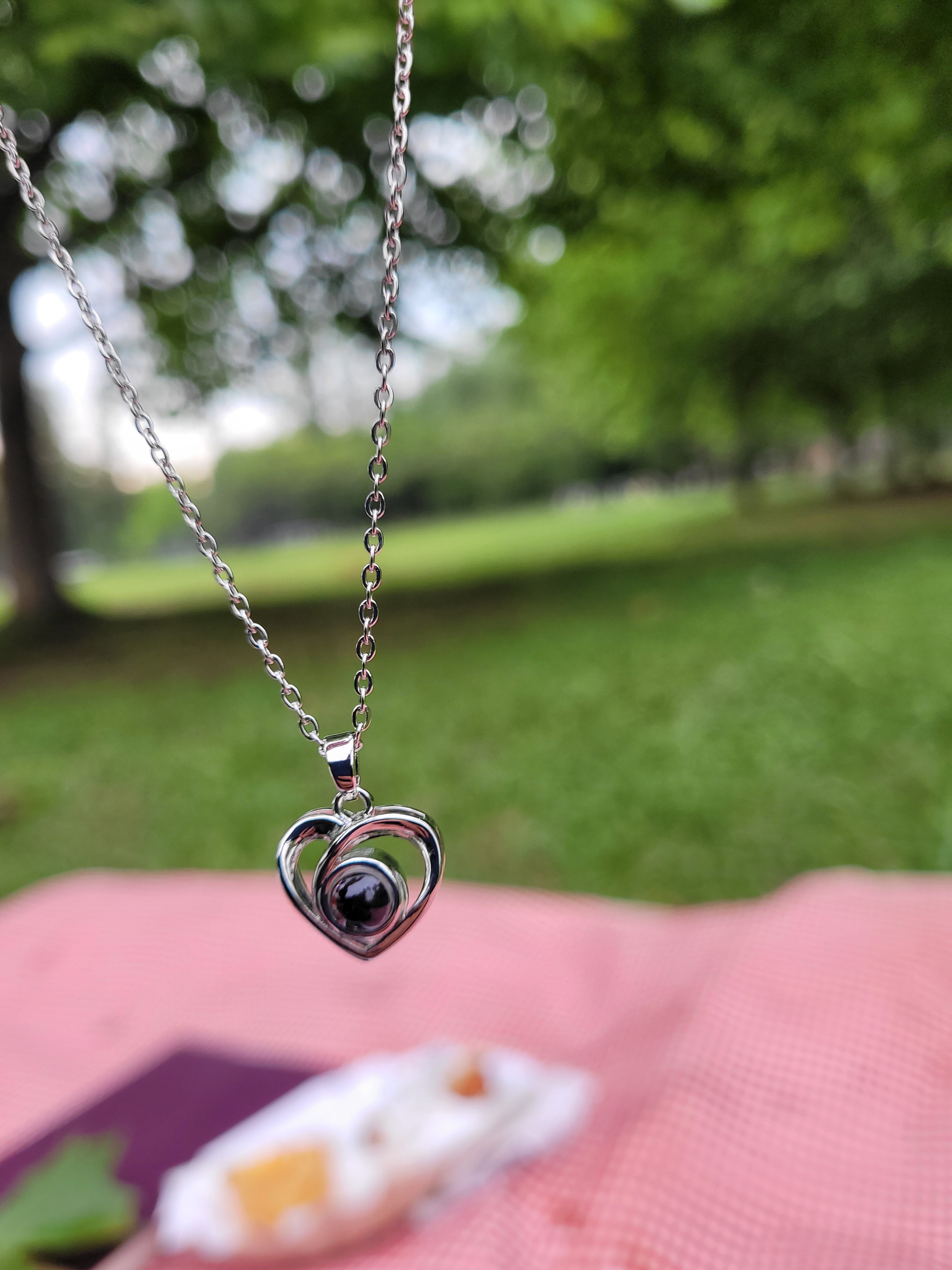Collar de mujer, de plata 925, con forma de corazón, que cuenta con una gema qeu contiene una foto persnalizada en su interior. 