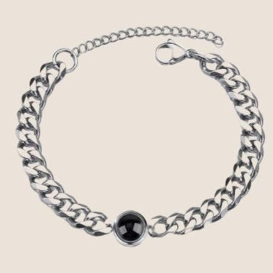 Pulsera masculina, de acero inoxidable, color plata, de eslabones gruesos y cuenta con una gema que contiene una foto personalizada. 