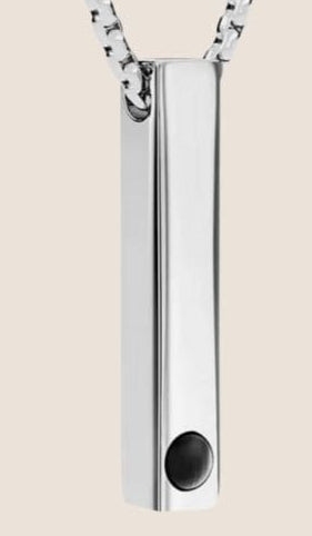 Collar unisex, color plata, de acero inoxidable. Cuenta con un dije con forma rectangular, en un extremo tiene una gema que contiene una foto personalizada. 