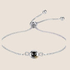 Pulsera femenina, color plata, material acero inoxidable, estilo pandora, cuenta con una gema que contiene una foto personalizada. 