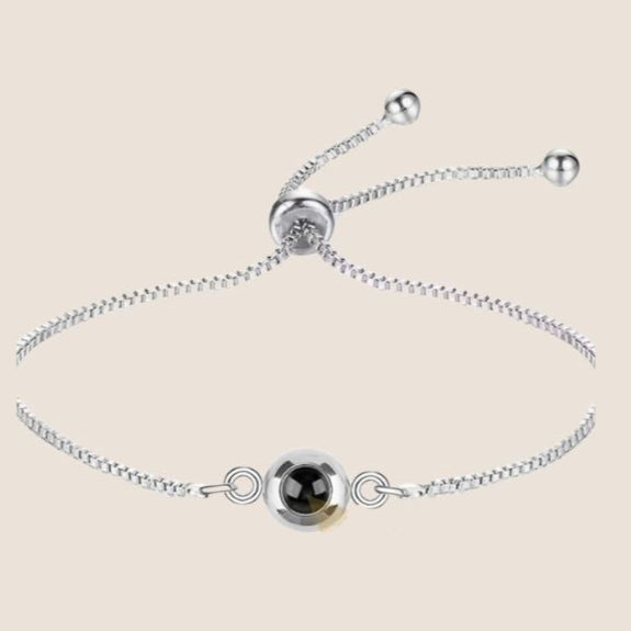 Pulsera femenina, color plata, material acero inoxidable, estilo pandora, cuenta con una gema que contiene una foto personalizada. 