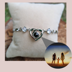 Pulsera femenina, color plata y de material plata 925, con brillantes y centro de corazón. Contiene una gema con foto personalizada. 
