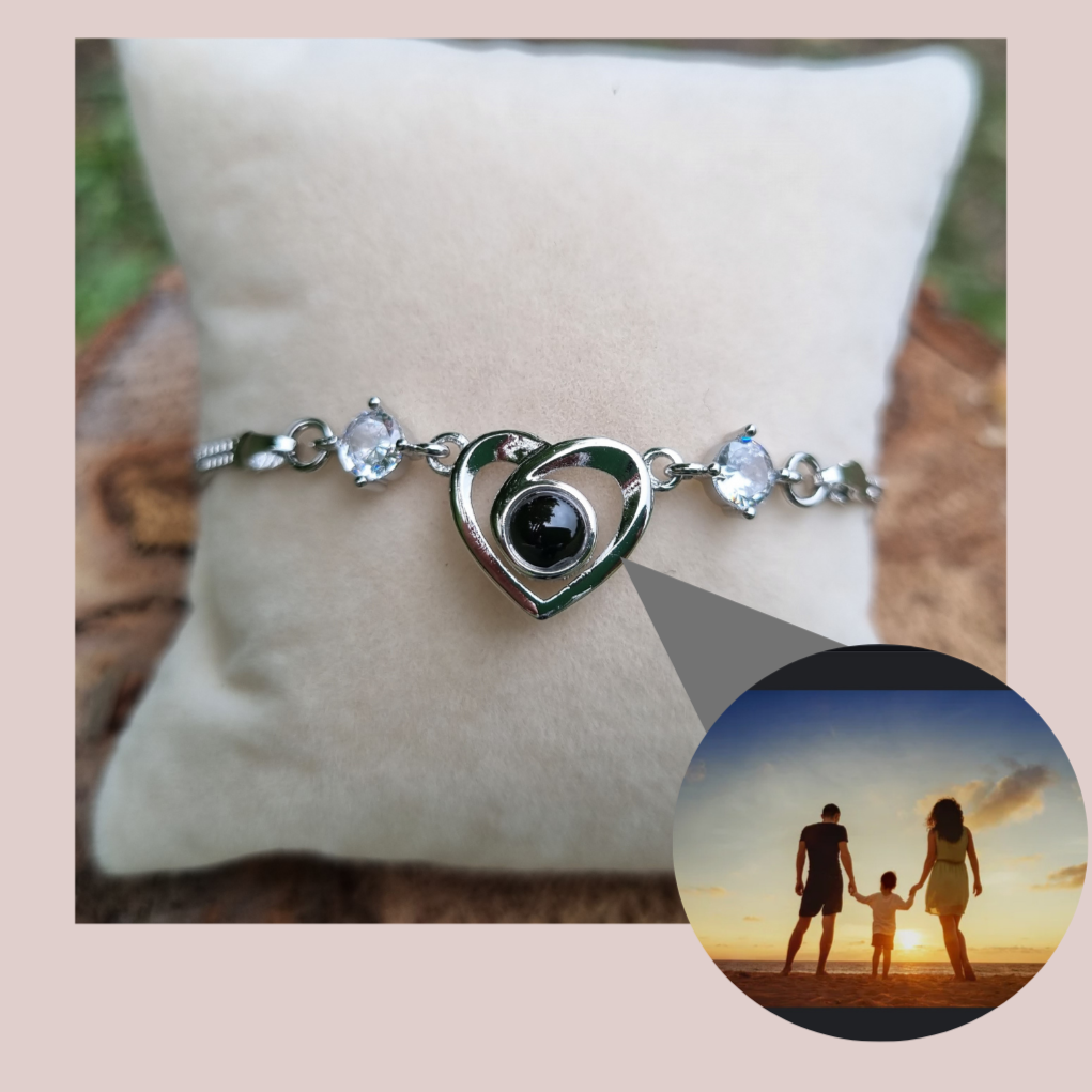 Pulsera femenina, color plata y de material plata 925, con brillantes y centro de corazón. Contiene una gema con foto personalizada. 